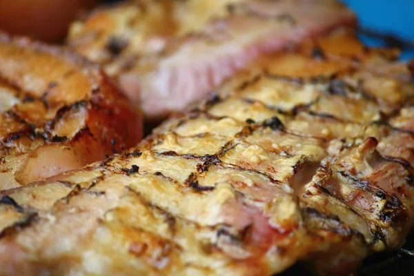 美味的食物猪肉烧烤在 Thaistyle 的热木炭 — 图库照片