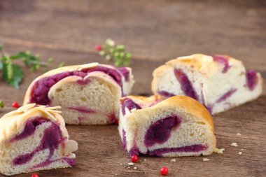 eski ahşap zemin üzerine lezzetli el yapımı ekmek yemek