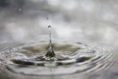 güzel taze su taze doğal olarak düşüyor