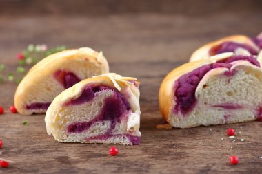 eski ahşap zemin üzerine lezzetli el yapımı ekmek yemek