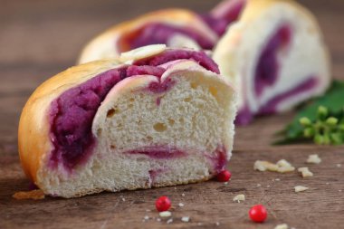 eski ahşap zemin üzerine lezzetli el yapımı ekmek yemek