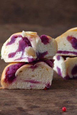 eski ahşap zemin üzerine lezzetli el yapımı ekmek yemek