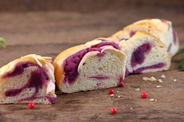 eski ahşap zemin üzerine lezzetli el yapımı ekmek yemek