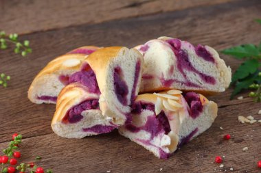 eski ahşap zemin üzerine lezzetli el yapımı ekmek yemek