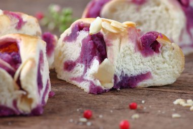 eski ahşap zemin üzerine lezzetli el yapımı ekmek yemek