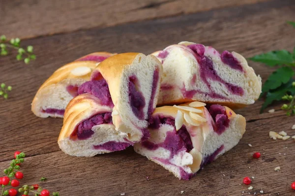 eski ahşap zemin üzerine lezzetli el yapımı ekmek yemek