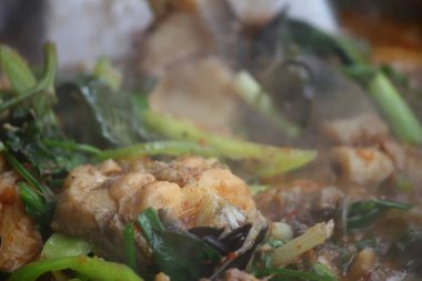 Gıda Tay kırmızı köri ile lezzetli kızarmış baharatlı yayın balığı