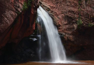 Güzel şelale dağlarda. Chattrakran Milli Parkı Phitsanulok Tayland