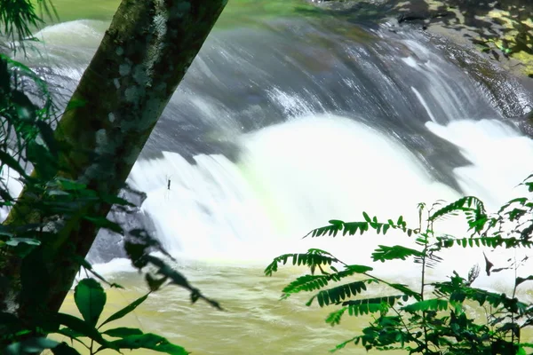 Cachoeira Bonita Nas Montanhas Chattrakran Parque Nacional Phitsanulok Tailândia — Fotografia de Stock