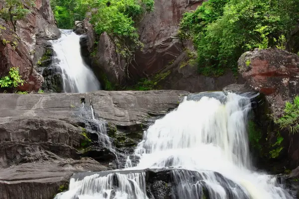 Cachoeira Bonita Nas Montanhas Chattrakran Parque Nacional Phitsanulok Tailândia — Fotografia de Stock