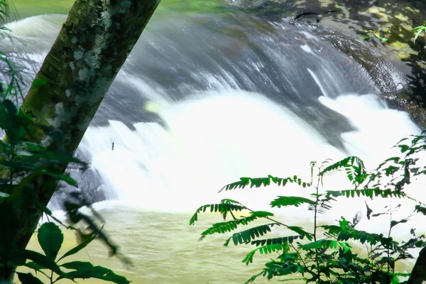Cachoeira Bonita Nas Montanhas Chattrakran Parque Nacional Phitsanulok Tailândia — Fotografia de Stock