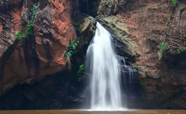 Cachoeira Bonita Nas Montanhas Chattrakran Parque Nacional Phitsanulok Tailândia — Fotografia de Stock