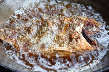 Gıda Tay stilinde lezzetli kızarmış balık