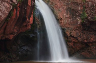 Güzel şelale dağlarda. Chattrakran Milli Parkı Phitsanulok Tayland