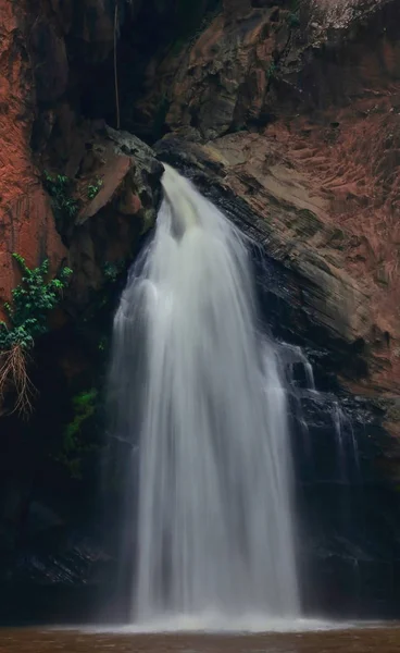 Cachoeira Bonita Nas Montanhas Chattrakran Parque Nacional Phitsanulok Tailândia — Fotografia de Stock