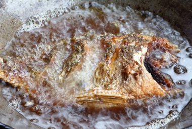 Gıda Tay stilinde lezzetli kızarmış balık