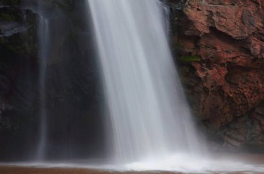 Güzel şelale dağlarda. Chattrakran Milli Parkı Phitsanulok Tayland