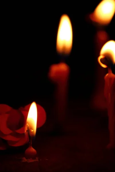 Velas com luz de vela no escuro — Fotografia de Stock