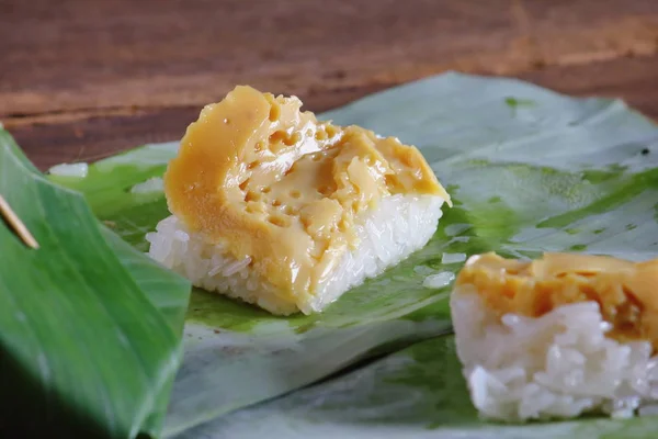 Sticky rice with steamed custard in thai food — Stock Photo, Image