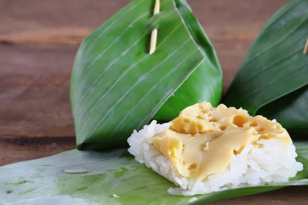 Липкий рис с заварным кремом в тайской еде — стоковое фото