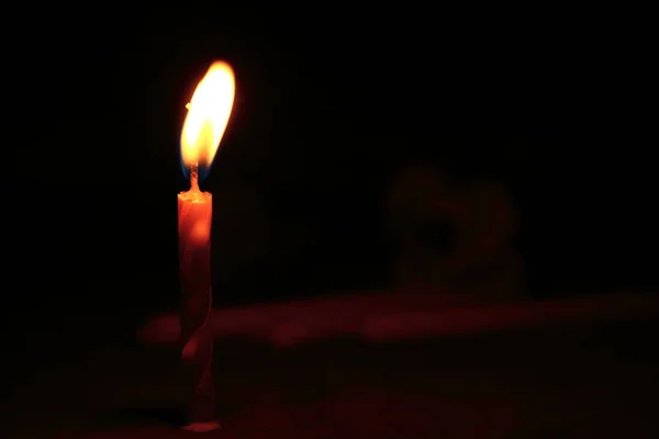 Velas com luz de vela no escuro — Fotografia de Stock