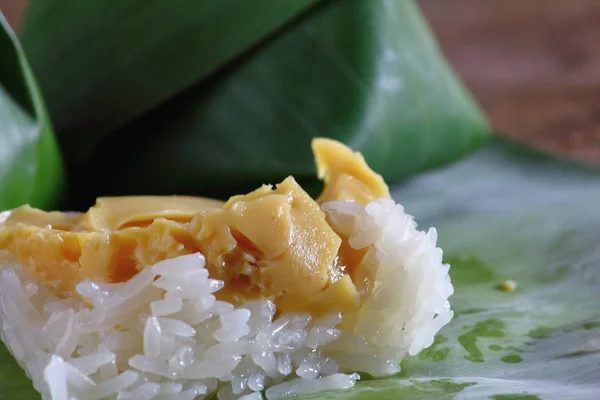 Klebriger Reis mit gedünstetem Pudding in thailändischem Essen — Stockfoto