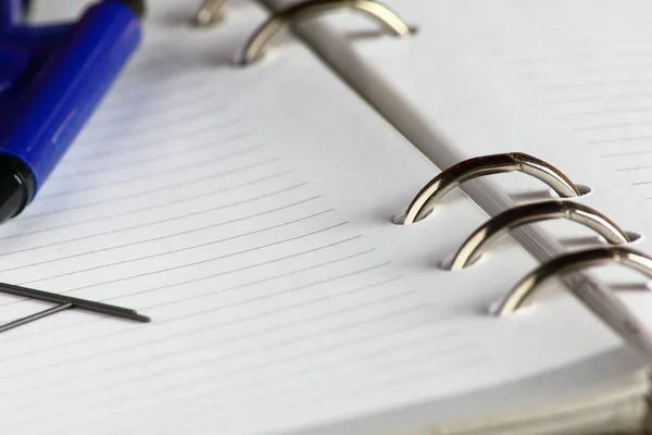 Lápiz y páginas en blanco con líneas de diario de cuaderno abierto — Foto de Stock