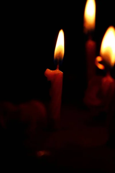Свечи со свечой в темноте — стоковое фото