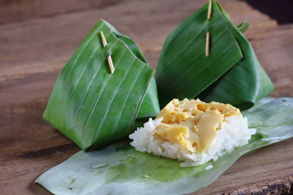 Sticky rice with steamed custard in thai food — Stock Photo, Image