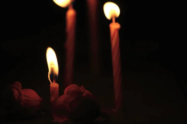 Candele a lume di candela al buio — Foto Stock