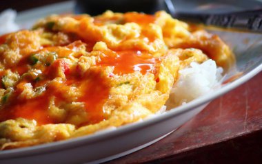 Plaka üzerinde Tay tarzı omlet