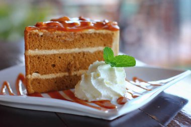 Beyaz tabakta çikolatalı kek parçası