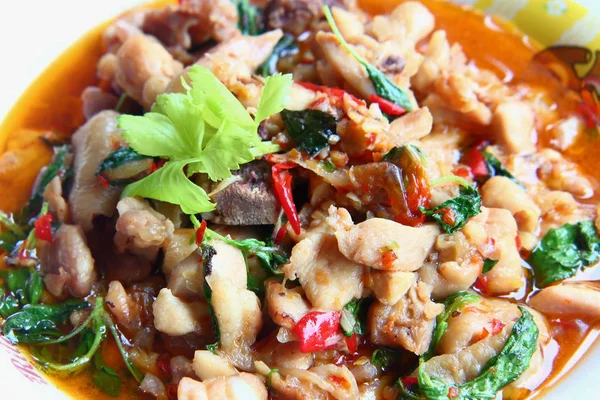 Fűszeres sült csirke bazsalikomos levelei thaifood — Stock Fotó