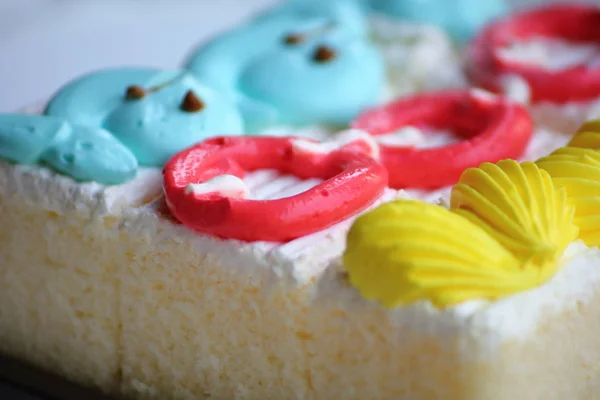 Kuchenstück mit Sahne aufschneiden — Stockfoto