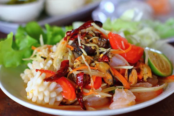 Thaifood içinde deniz ürünleri ile lezzetli bir baharatlı Papaya salata — Stok fotoğraf