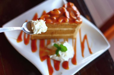 Beyaz tabakta çikolatalı kek parçası