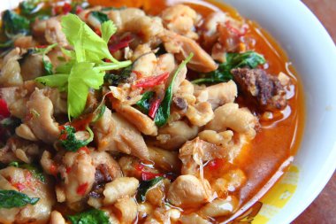  Fesleğen ile baharatlı kızarmış tavuk bırakır