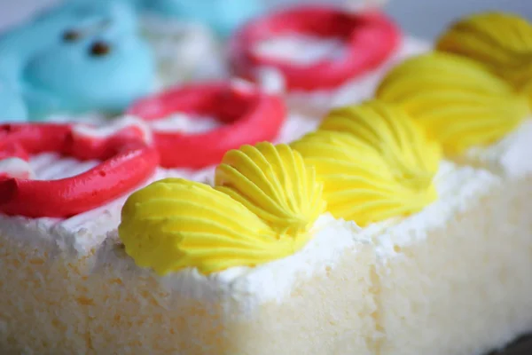 Peça de bolo de fatia com creme no topo — Fotografia de Stock