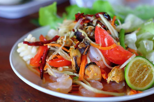 Una deliciosa ensalada de papaya picante con mariscos en comida tailandesa — Foto de Stock