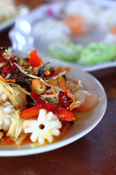 美味的辣木瓜沙拉,泰国食品中的海鲜 — 图库照片
