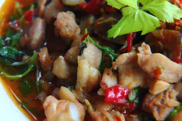 Pollo frito picante con hojas de albahaca —  Fotos de Stock