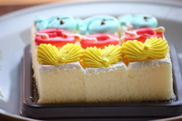 Trozo de pastel con crema en la parte superior —  Fotos de Stock