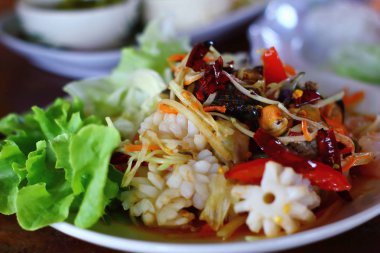 Thaifood içinde deniz ürünleri ile lezzetli bir baharatlı Papaya salata