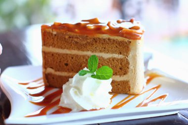 Beyaz tabakta çikolatalı kek parçası