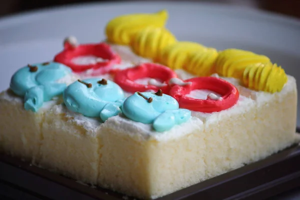 Potongan kue dengan krim di atasnya — Stok Foto