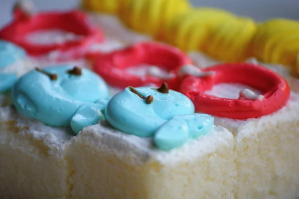 Peça de bolo de fatia com creme no topo — Fotografia de Stock