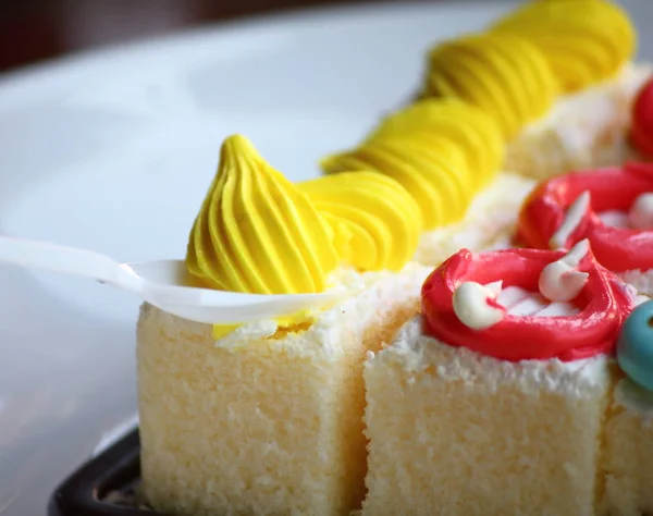 Kuchenstück mit Sahne aufschneiden — Stockfoto