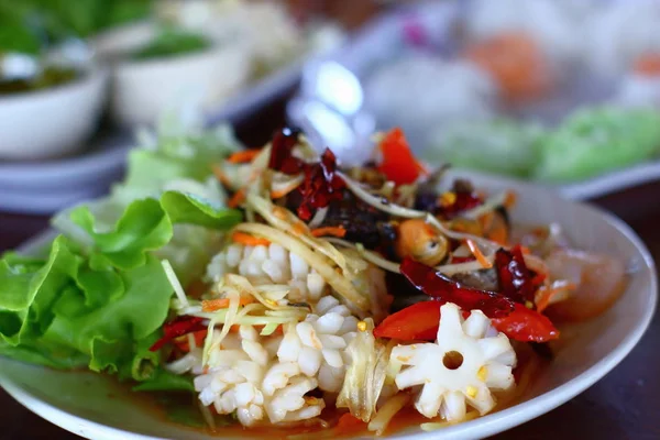 Вкусный острый салат из папайи с морепродуктами в тайфуде — стоковое фото
