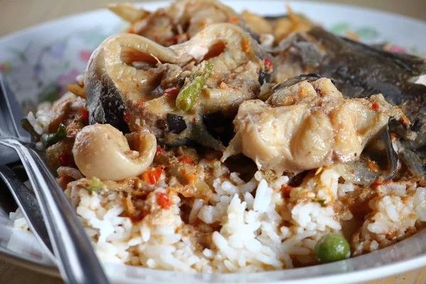 Γατόψαρο κάρυ με ρύζι σε ταϊλανδέζικο φαγητό — Φωτογραφία Αρχείου
