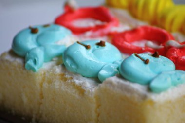 Üst krem ile dilim kek parçası